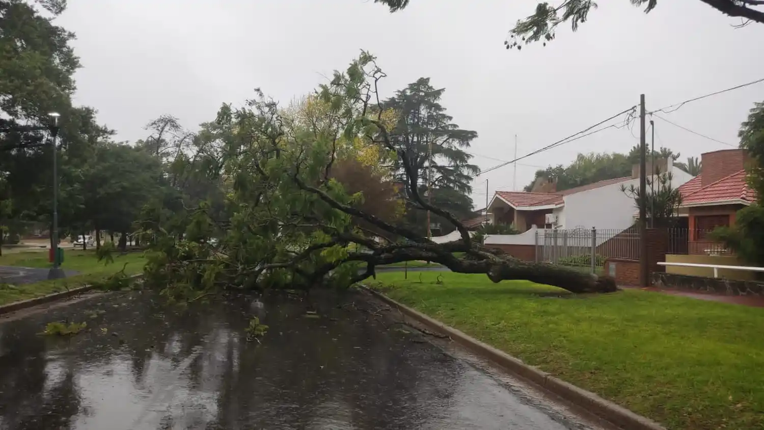 Sigue vigente la advertencia por lluvias y tormentas para cinco departamentos de la provincia