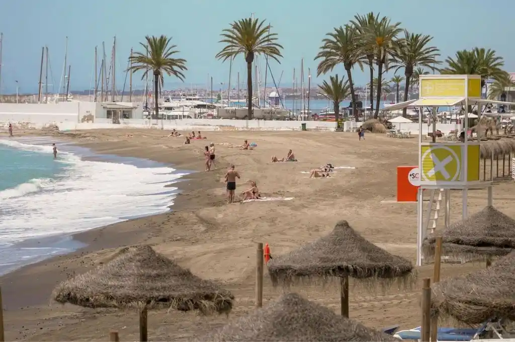 Hallaron el cadáver de una mujer sin cabeza y sin manos en una playa de Marbella