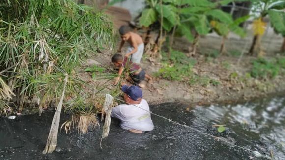 ¡NO TODO ESTÁ PERDIDO! HEROICO estudiante de la UNES salva a niño que se ahogaba en una cloaca