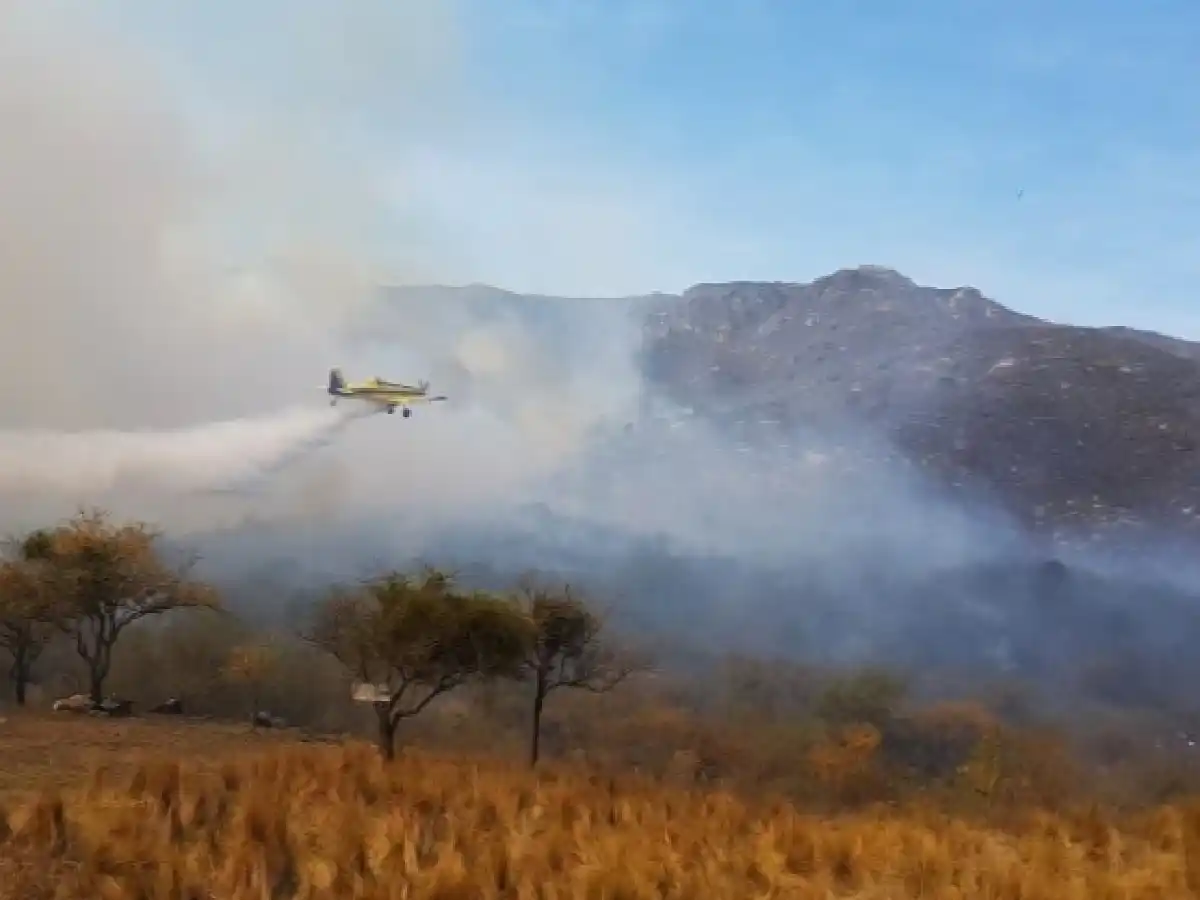 Tres cuarteles de Bomberos trabajan para sofocar un incendio de grandes dimensiones en Villa Albertina