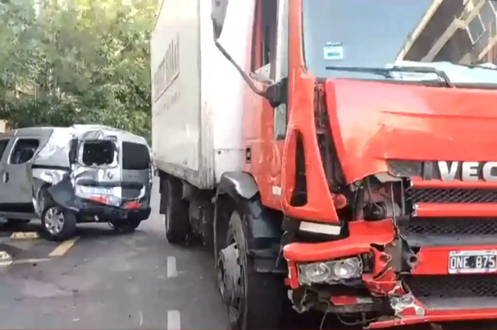 Camión chocó autos estacionados y embistió a una mujer