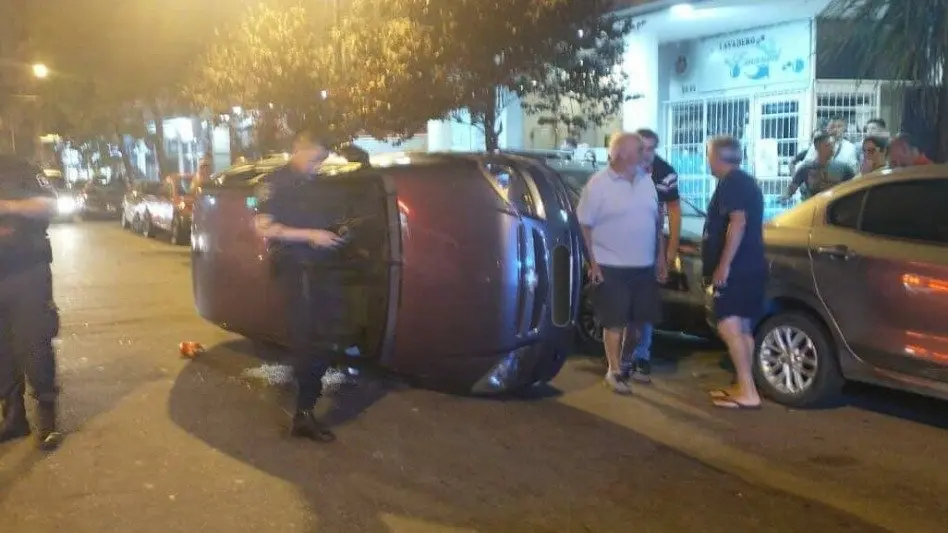 Una mujer iba con su beba de un año, chocó un auto estacionado y volcó