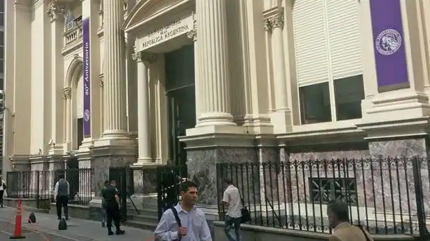 Vanoli se reúne con Sturzenegger y anunciaría su renuncia