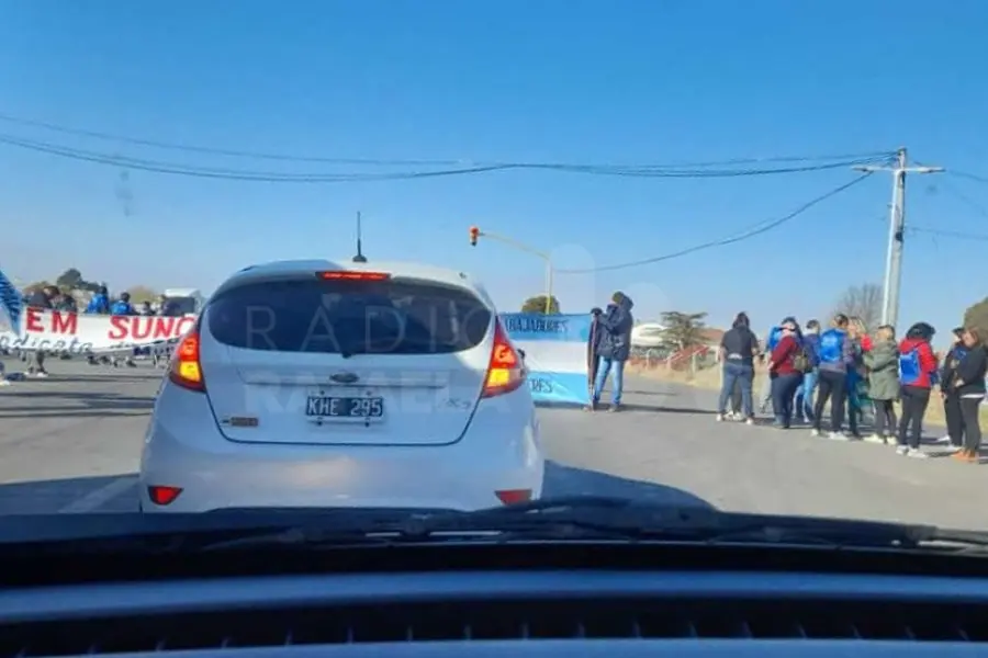 Paro de municipales en Sunchales: cortan la Ruta Nacional 34 a la altura del cementerio