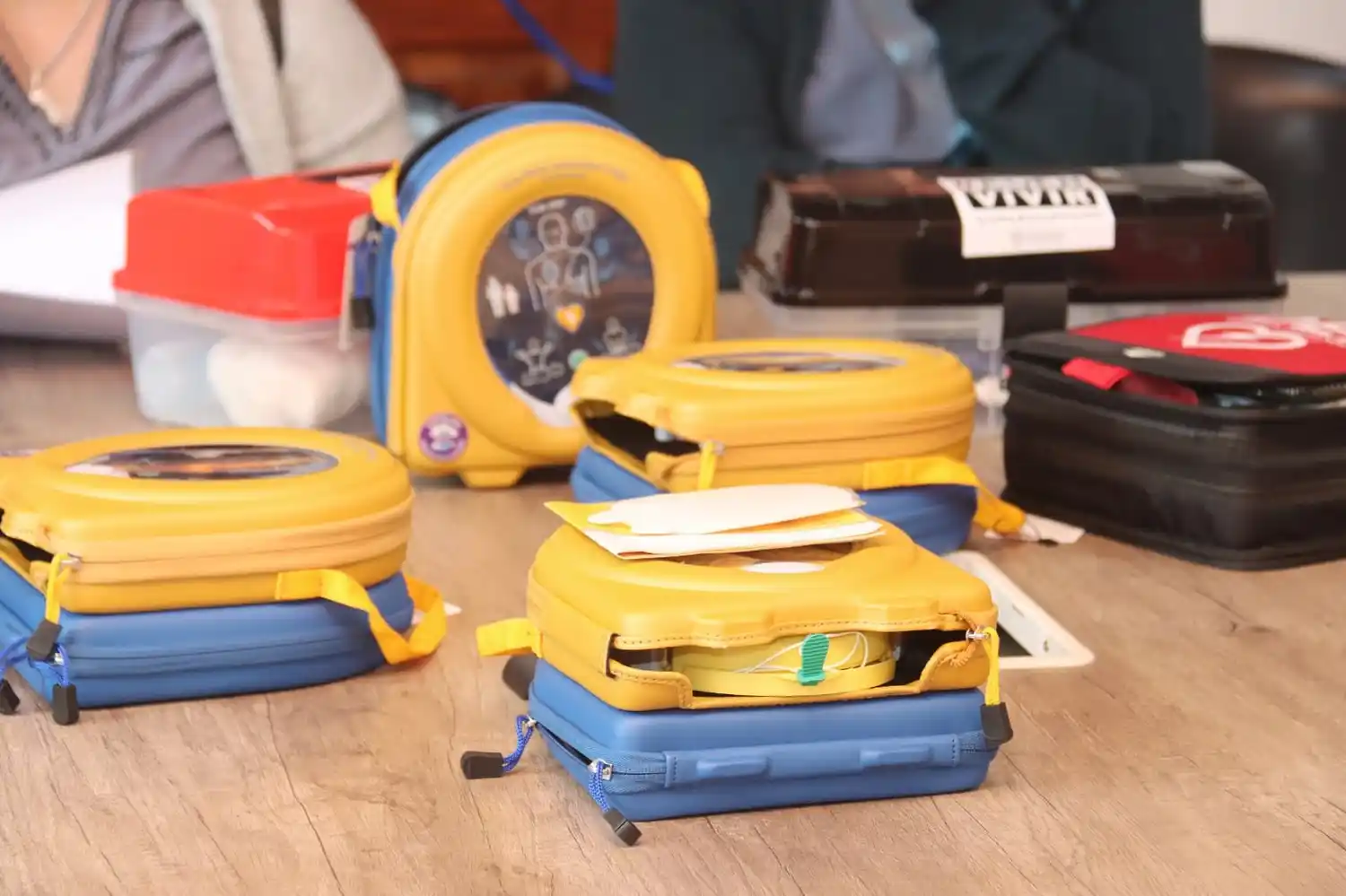 Instalaron desfibriladores en los Polideportivos Sur y Norte, la Casa Rosada y Obras Sanitaria