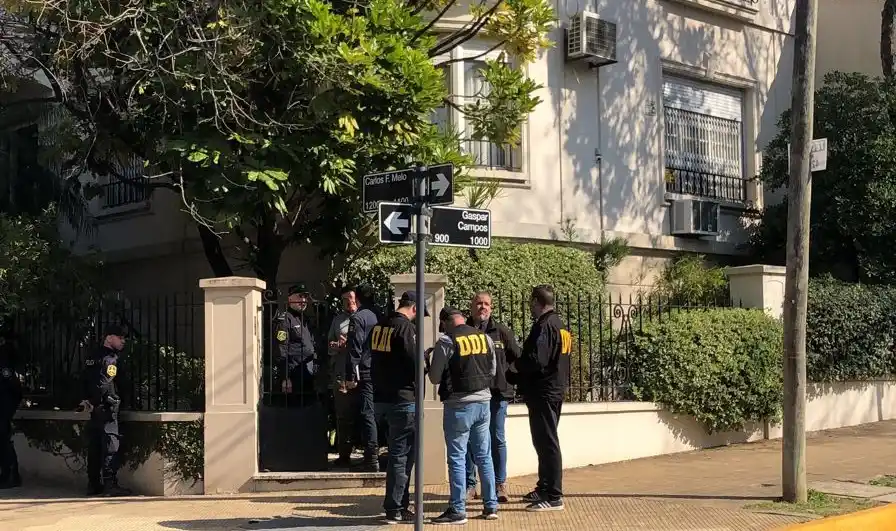 La policía trabajaba ayer en el lugar del crimen.
