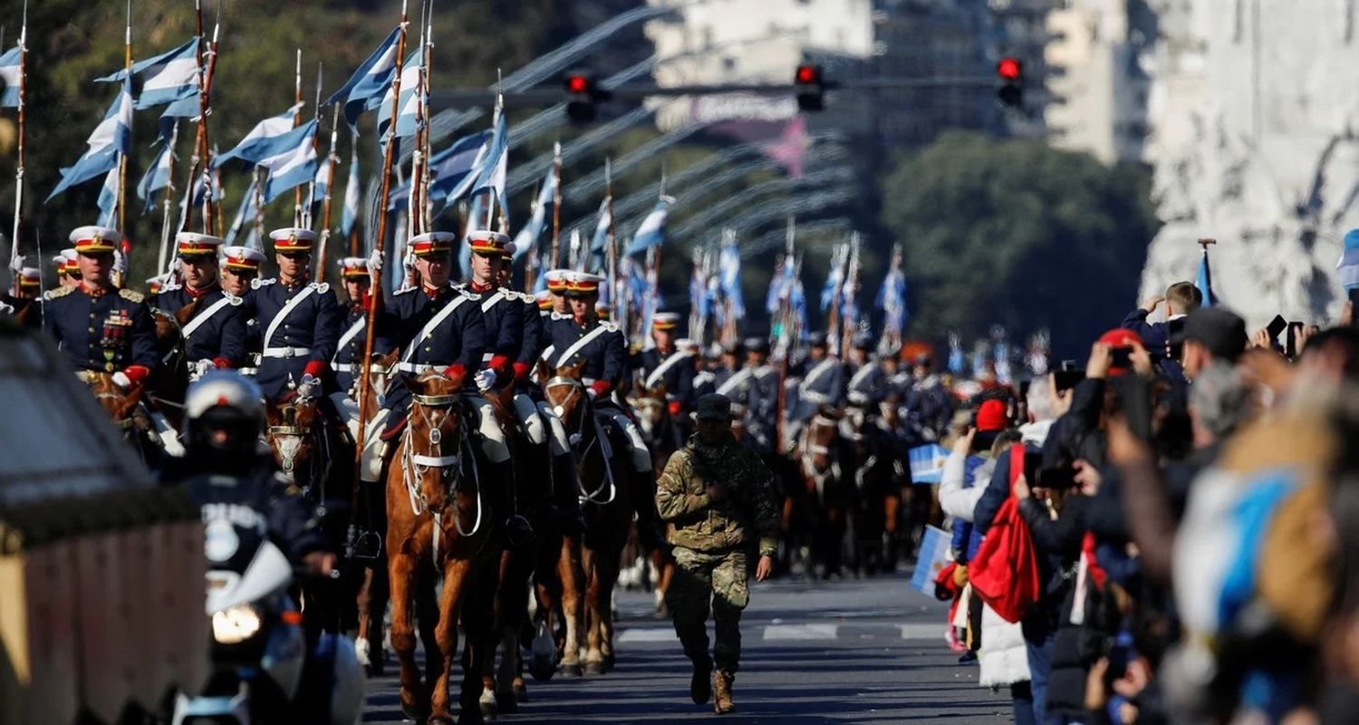 Miembros del ejército argentino saludan a las personas que se acercaron a observar el desfile militar en conmemoración del 208º aniversario de la independencia de España en 1816. Crédito: REUTERS / Martin Cossarini.