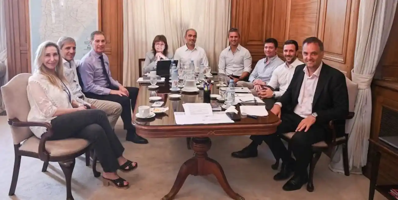 La postal de la reunión de la mesa política este lunes.
