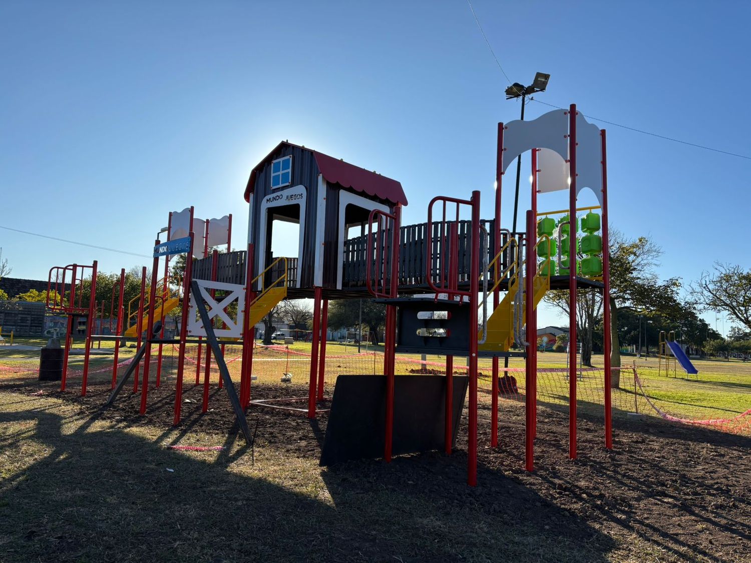 Colocan juegos infantiles en el espacio público "Honrar la Vida"