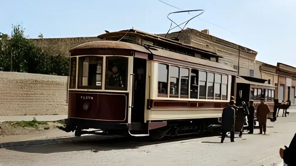 El tranvía. En la avenida 2, frente a la entrada de la vieja rambla