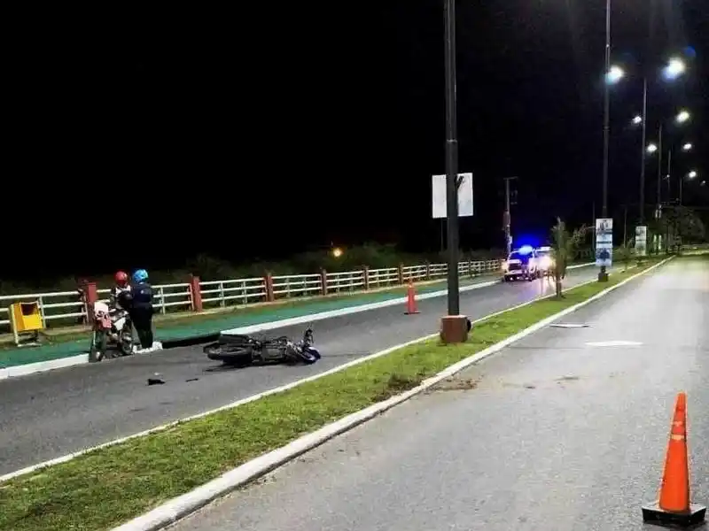 Un motociclista falleció al chocar 
contra un alumbrado público