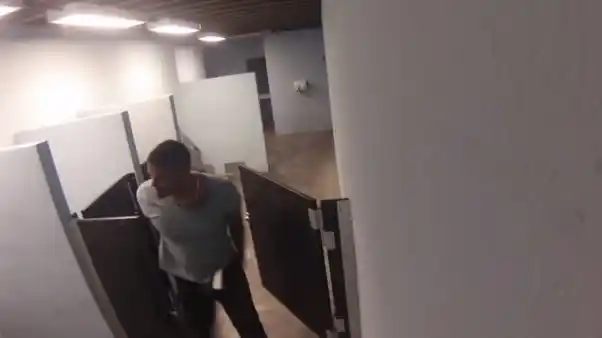 Video: ¿Cómo reaccionarías si escucharas una violación en un baño?
