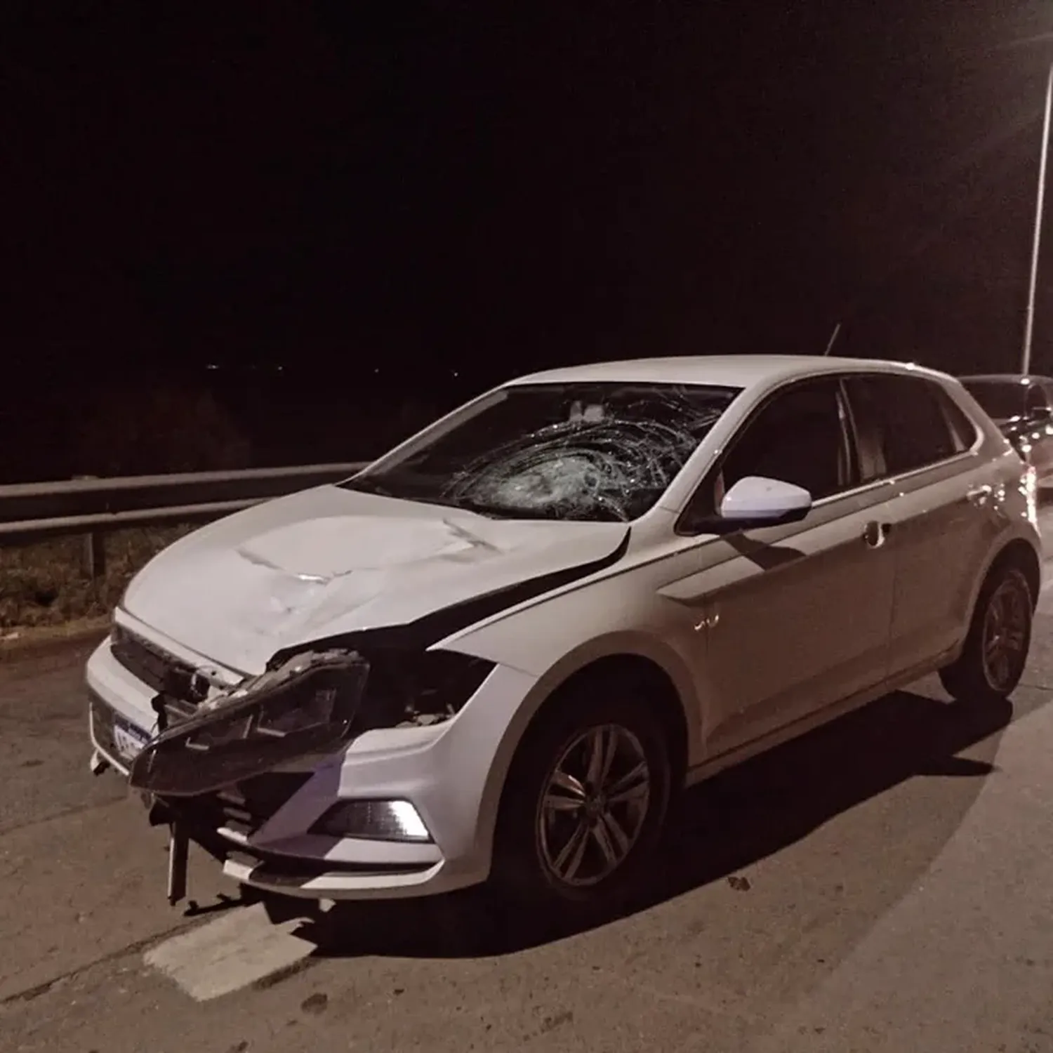 Así quedó el auto tras atropellar a un mujer en la Autopista Córdoba-Rosario.