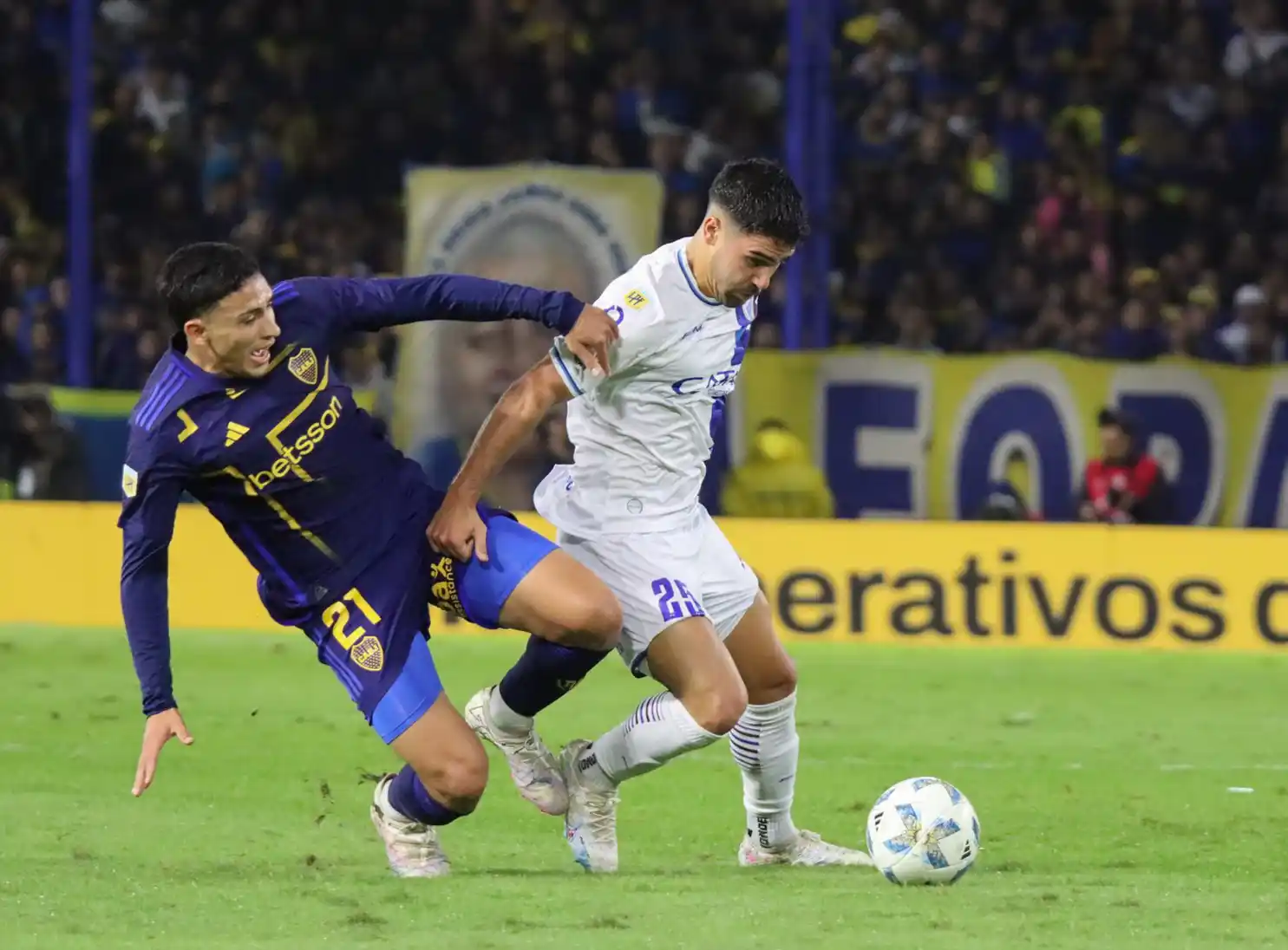 "Equi" Fernández intenta frenar al uruguayo Poggi.