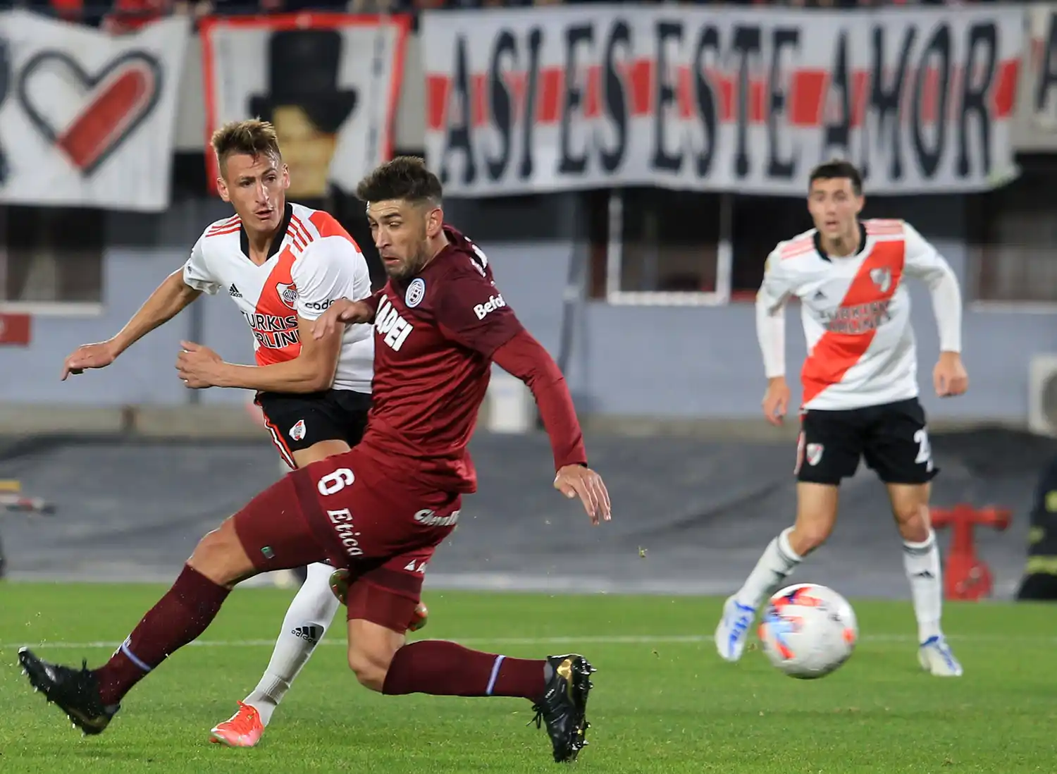 River ganó, pero le costó resolverlo ante Lanús