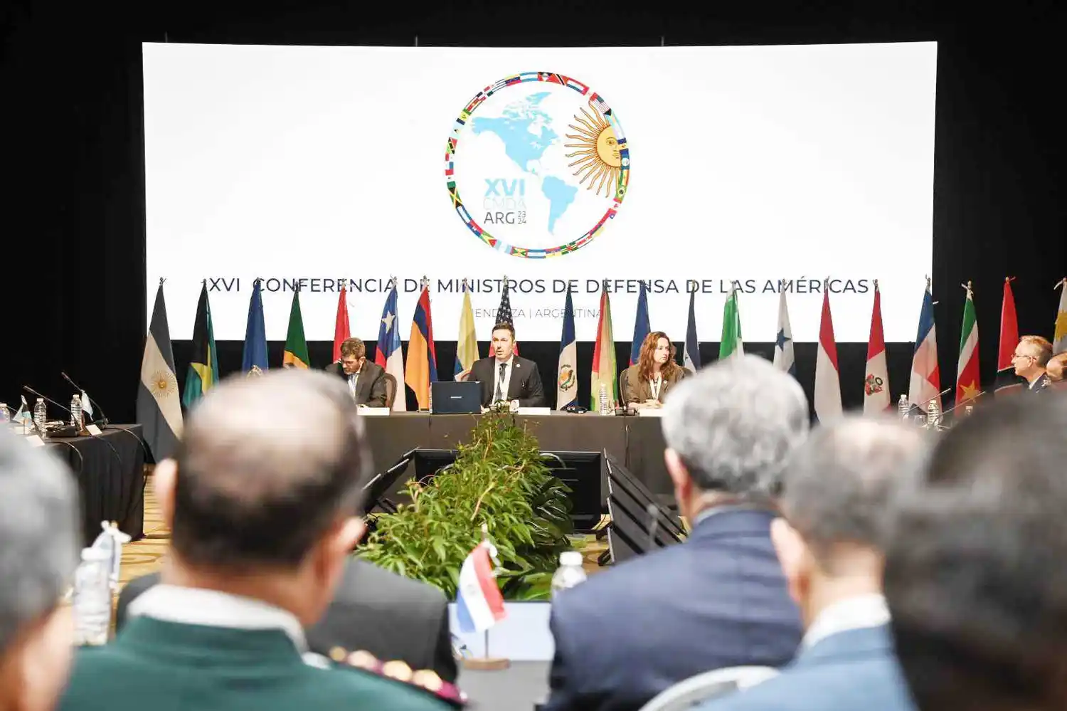 Milei prepara un DNU para permitir que los 
militares custodien las fronteras del Norte Argentino