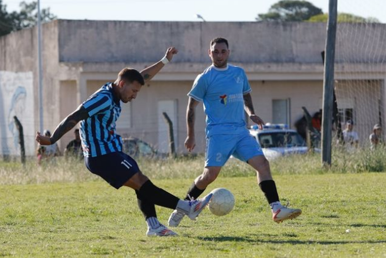 Sacha Vela (Juventud Unida) frente a la marca de Matías Otero (Crédito: Gol Entra).