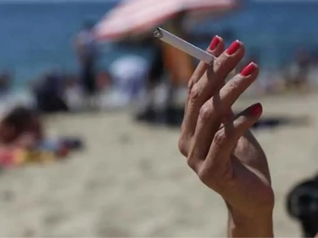 Mar del Plata no multará a quienes fumen en playas públicas.