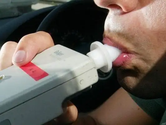 Conductor dio positivo al test de alcoholemia y atropelló a la inspectora