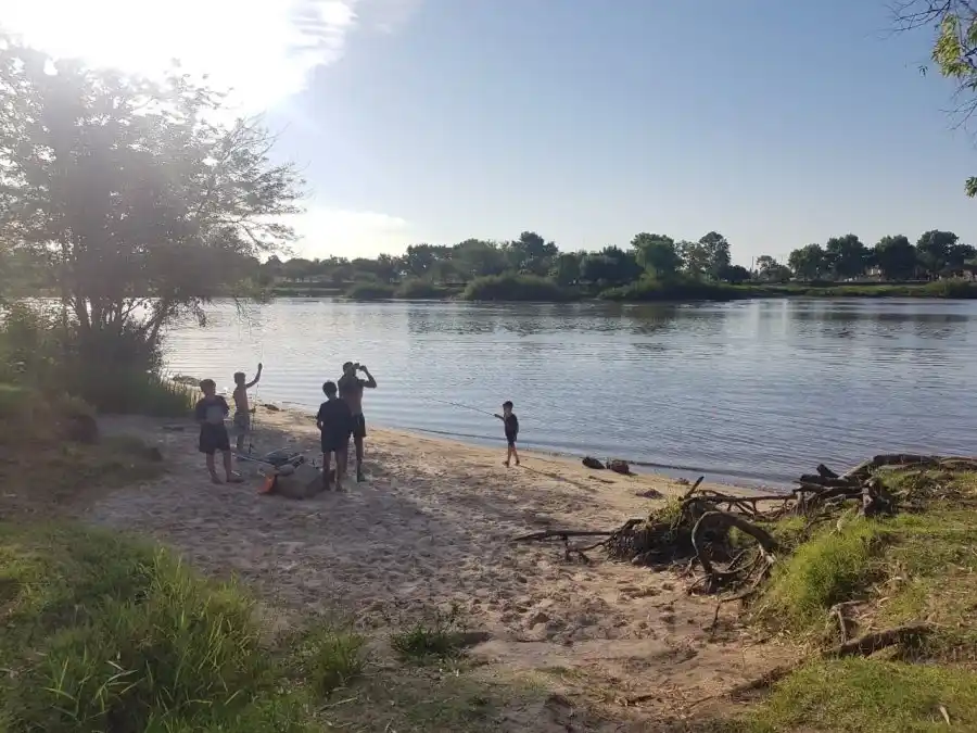 Por el bajo nivel del río se formaron 