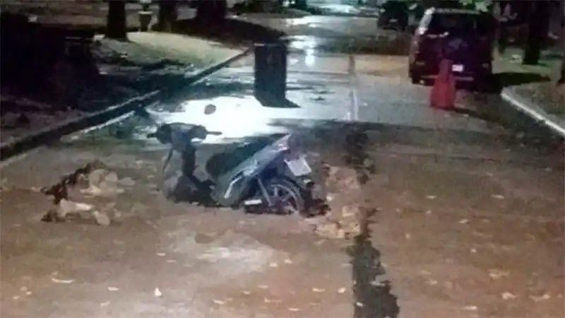 Tormenta en Entre Ríos: Una moto cayó en un profundo pozo que había en la calle