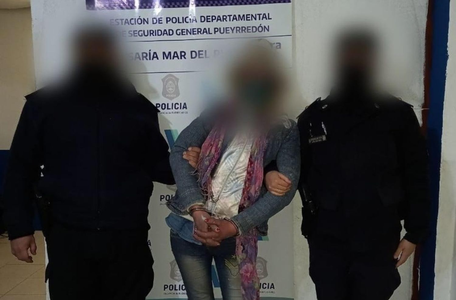 Atacó a su ex con una cadena de acero y le rompió el auto