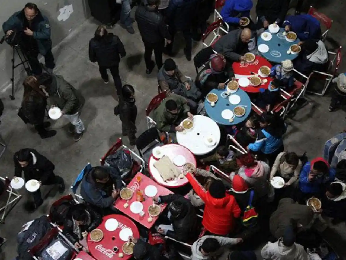 Más de 100 personas pasaron la noche en la cancha de River