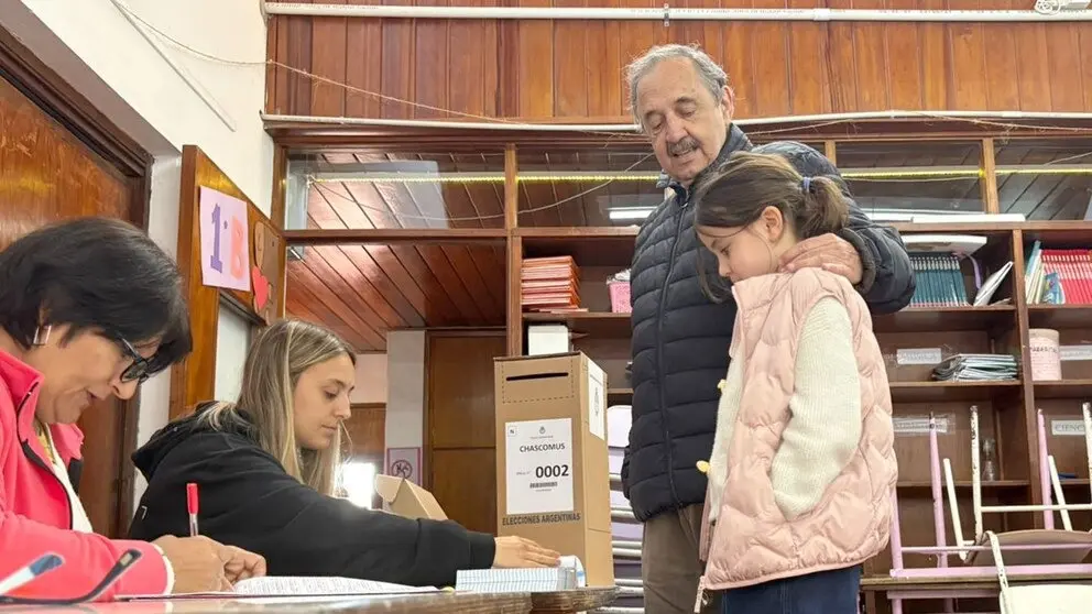 Ricardo Alfonsín votó junto a su nieta.
