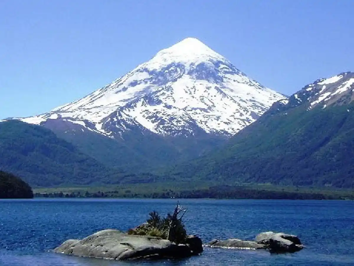 Parques Nacionales "santificó" al volcán Lanín, lo ungió como "sitio sagrado mapuche" e hizo enojar a Neuquén