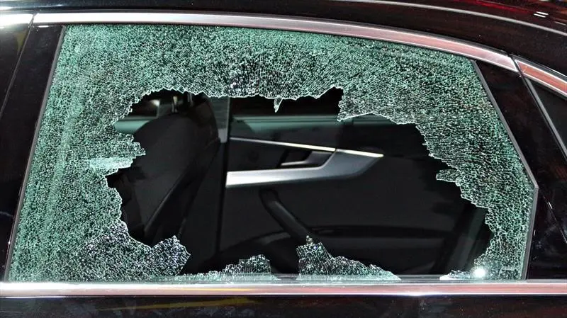 Pidieron la detención de un hombre que rompió el vidrio de un auto para robar