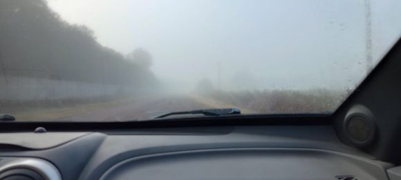 Rige una advertencia por bancos de niebla: las recomendaciones para circular