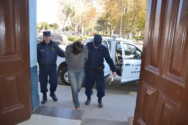 Detienen a un joven por el arrebato de un celular en la madrugada