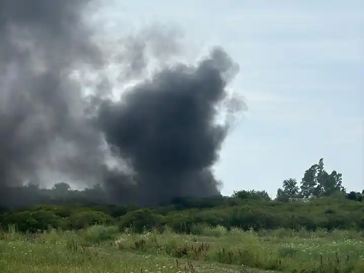 Los Bomberos Voluntarios debieron intervenir por una quema de cubiertas sobre Avenida Alsina al norte