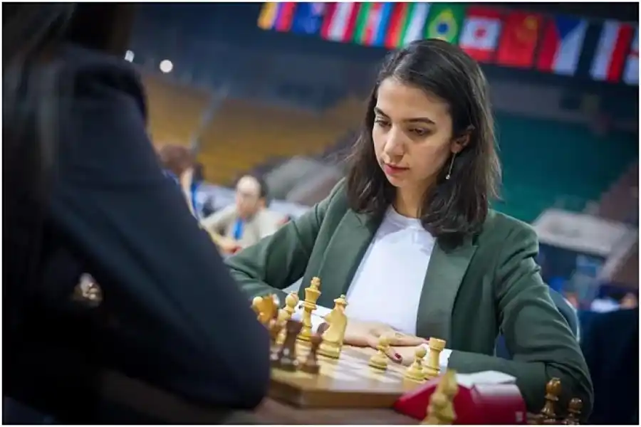 Ajedrecista iraní fue advertida de que no regresara a Irán tras competir sin hiyab