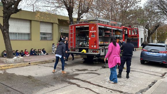 Bomberos hicieron una demostración para los nenes del jardín Estrellita