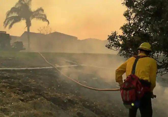 California: bomberos “privados” colaboran en los incendios