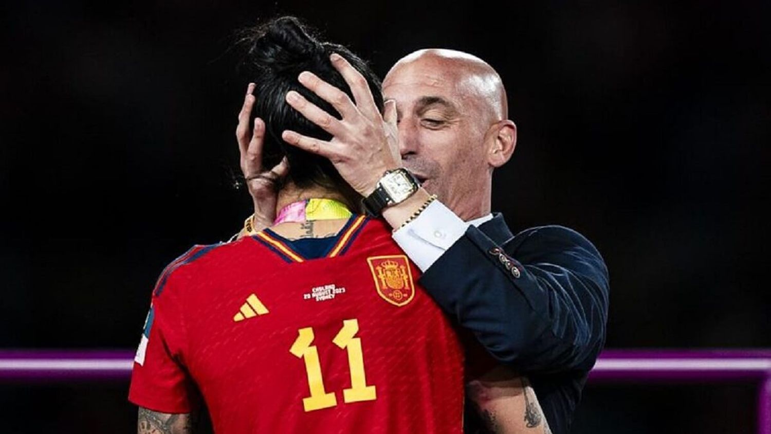 EN ESPAÑA PROPONEN JUZGAR a Luis Rubiales por el beso a Jenni Hermoso