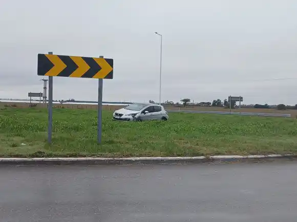 Otra vez…: un automóvil terminó dentro de la rotonda entre Rafaela y Sunchales