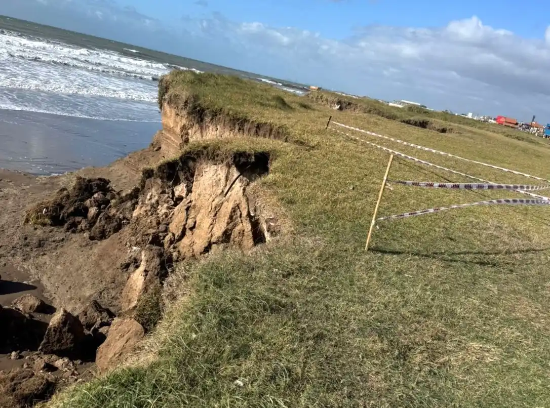 Desde el área de Defensa Civil solicitaron a vecinos y visitantes evitar caminar por el borde de los acantilados.