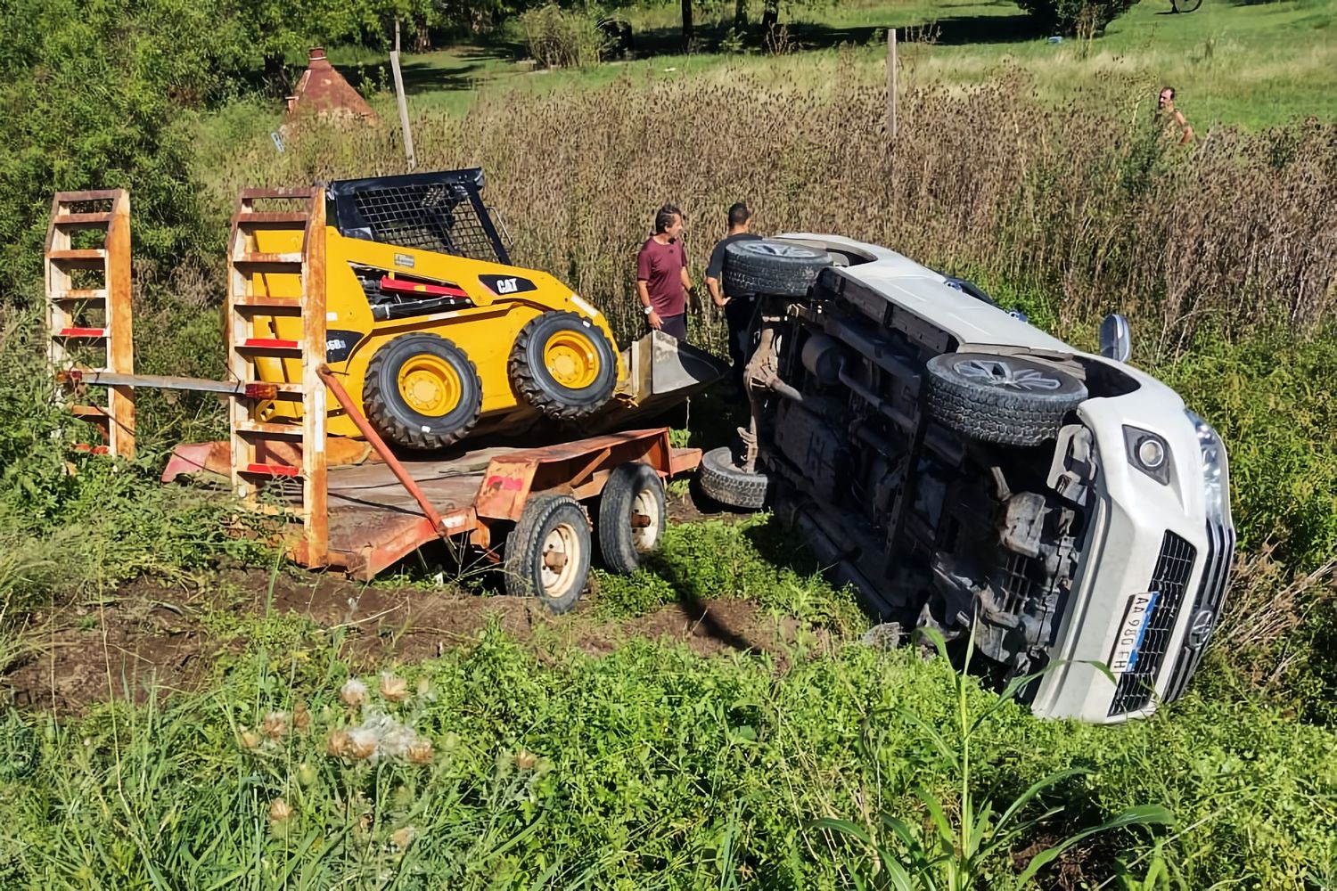 Ruta 1001: volcó una camioneta que llevaba una máquina para Expoagro