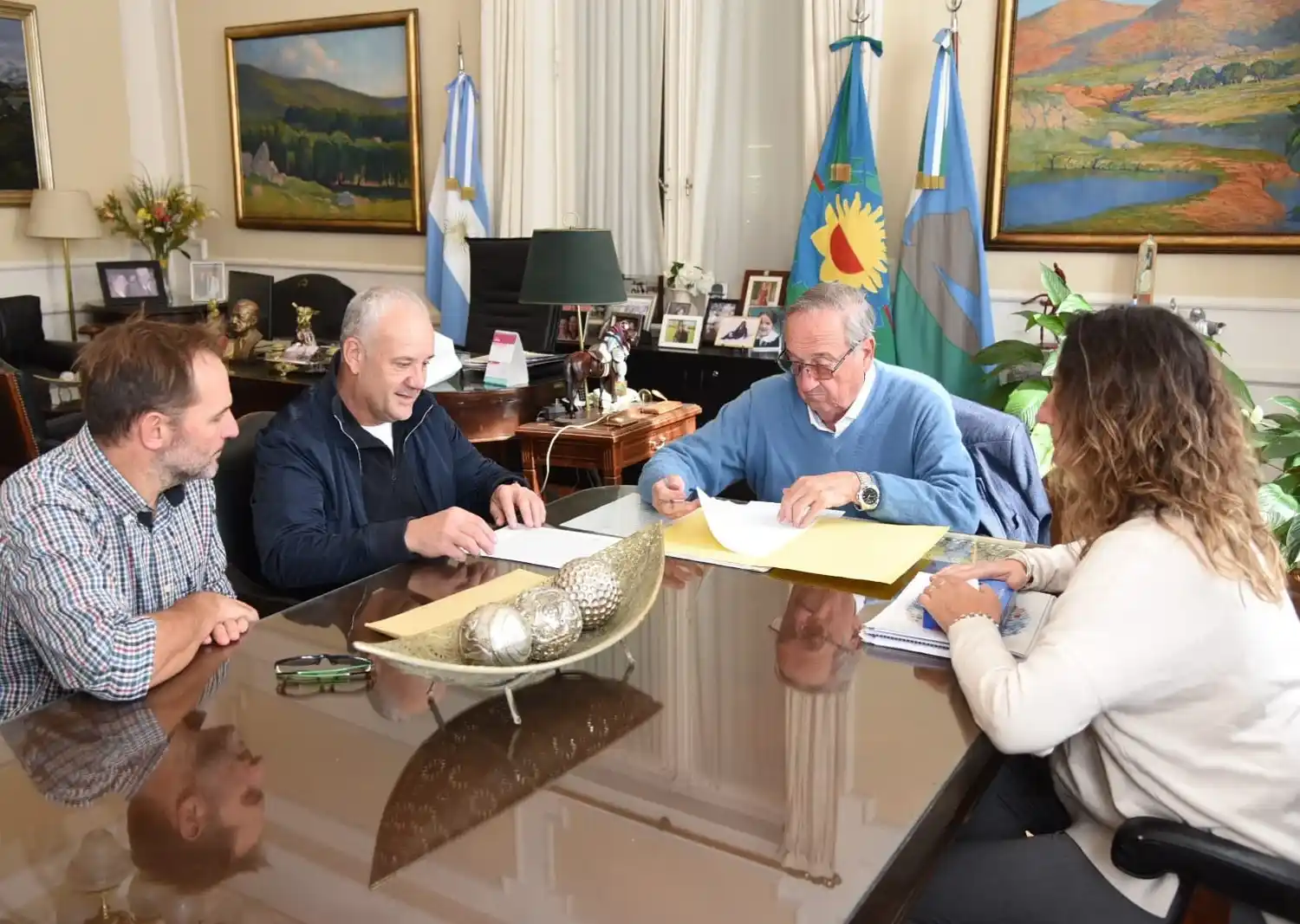 El intendente Miguel Lunghi firmó este martes el contrato para iniciar los trabajos en el Hospital Ramón Santamarina.