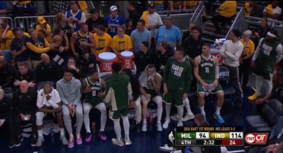 ¡Una estrella de NBA le arrojó el balón en la cabeza a una aficionada! 