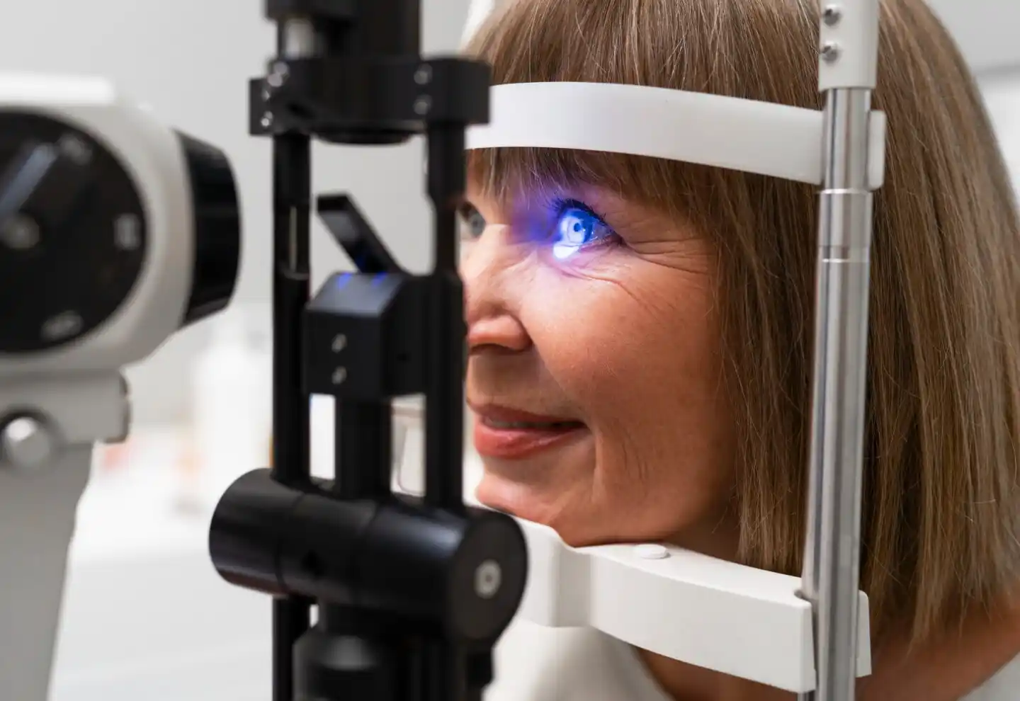 Debe hacerse una visita al oftalmólogo para chequear la vista.