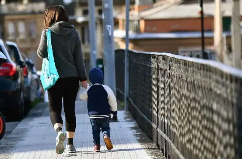 Polémica por la decisión del gobierno español: dejarán salir a pasear a los niños menores de 14 años