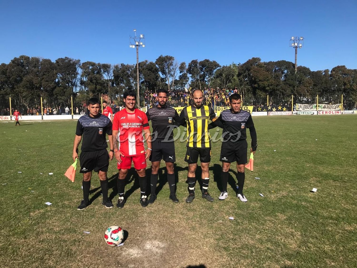 Sorteo entre capitanes con los árbitros del partido