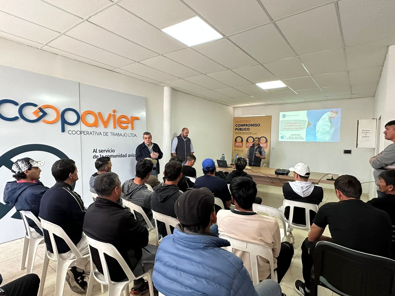 Jornada de capacitación en vacunación y despique de aves