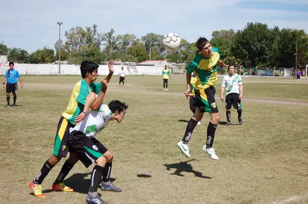 Pueblo retornó a primera con una victoria en el clásico