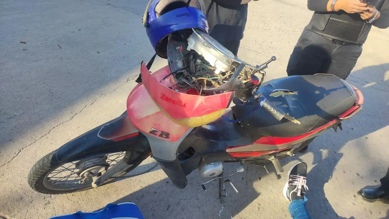 Una motociclista sufrió una fractura en el pie tras choque con un auto