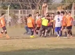 Brutal agresión a un árbitro de un partido de fútbol en Riacho He Hé