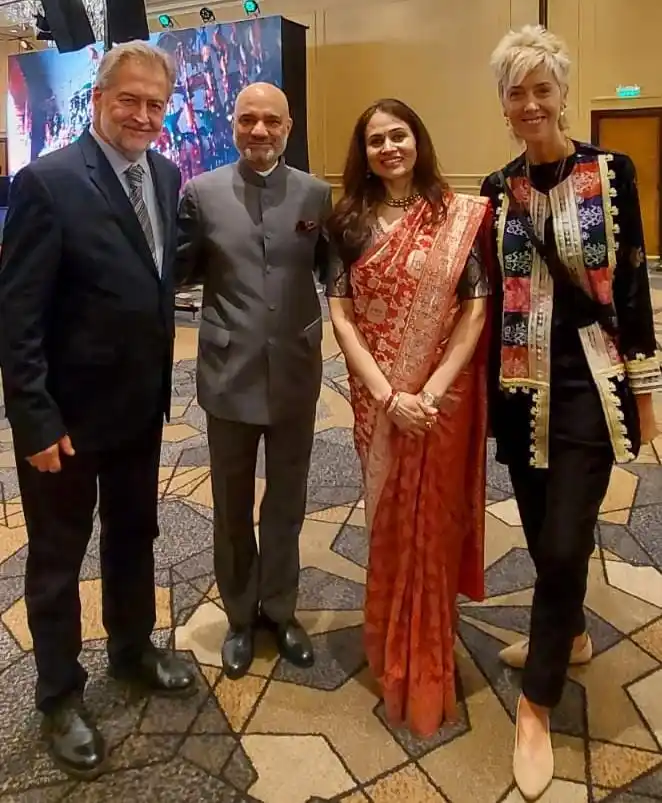 El diputado nacional poza junto a las autoridades Indias y a Silvina Larraburu.